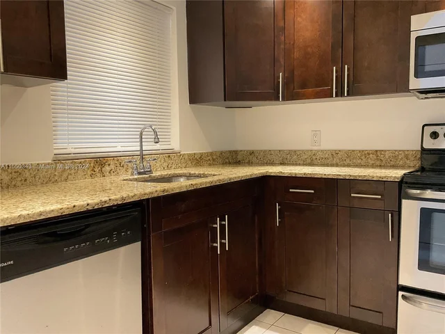 9481 Evergreen Pl # 102, Davie FL 33324