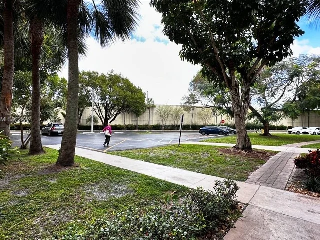 9481 Evergreen Pl # 102, Davie FL 33324