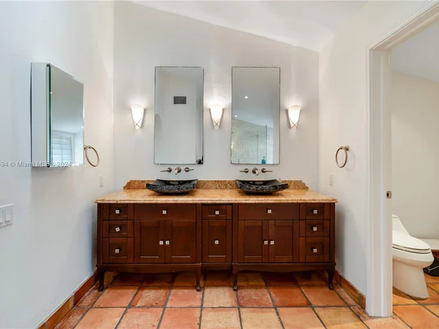 2000 S Bayshore Dr # 48, Miami FL 33133