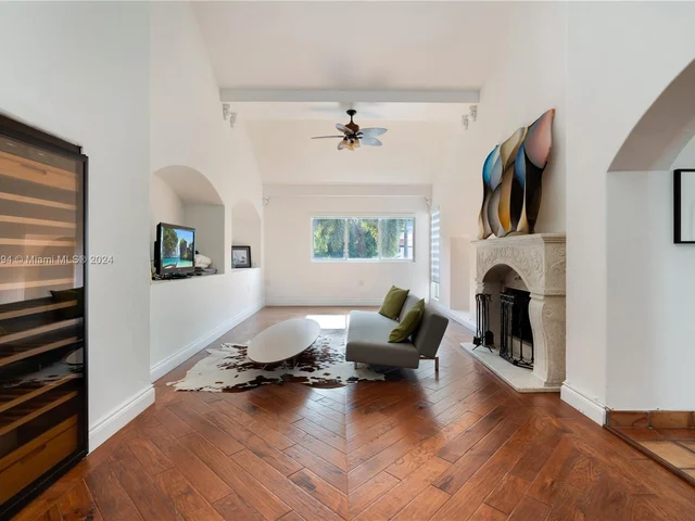 2000 S Bayshore Dr # 48, Miami FL 33133