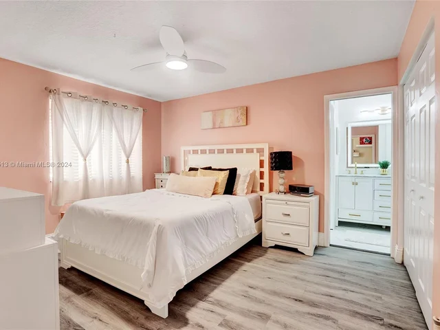 6516 NW 99th Ln, Parkland FL 33076