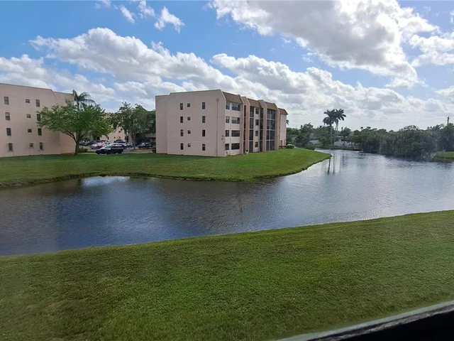 10442 Sunrise Lakes Blvd # 202, Sunrise FL 33322