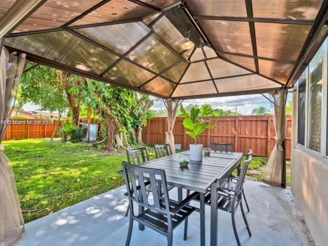 5510 Pierce St, Hollywood FL 33021