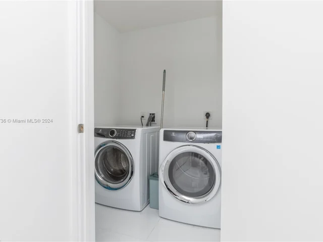 851 NE 1st Ave # 4008, Miami FL 33132