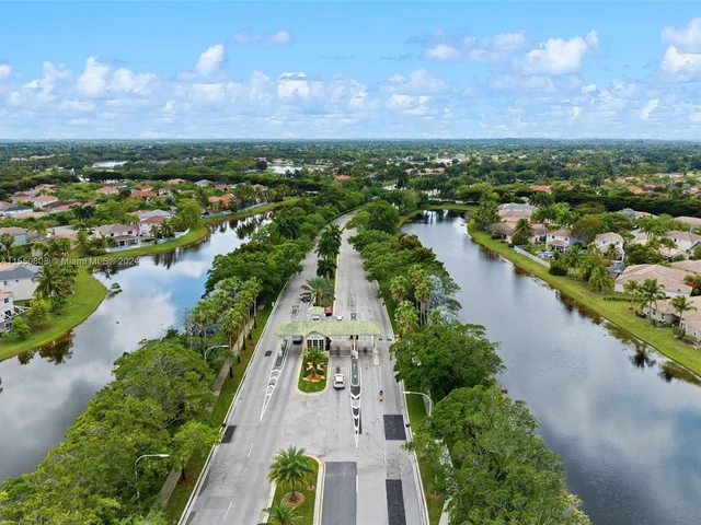 1737 Aspen Ln, Weston FL 33327