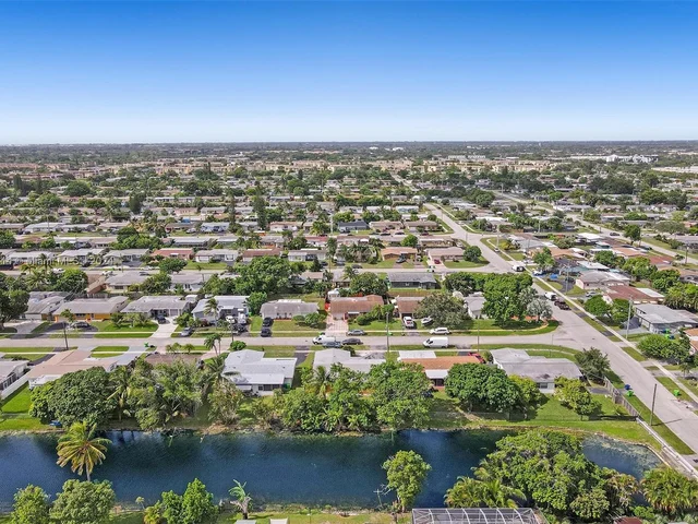 8520 NW 24th Pl, Sunrise FL 33322