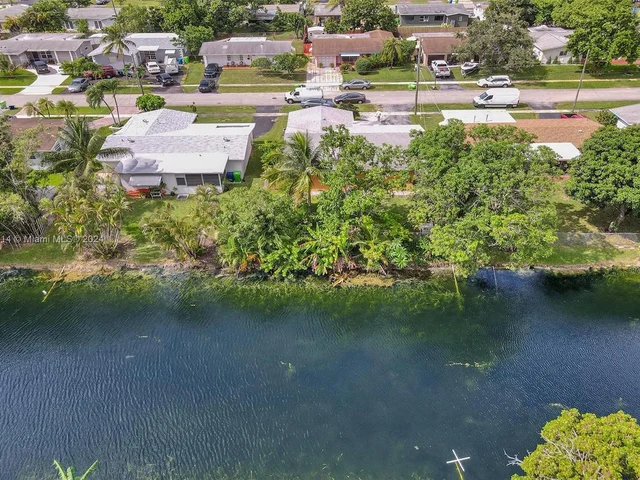 8520 NW 24th Pl, Sunrise FL 33322