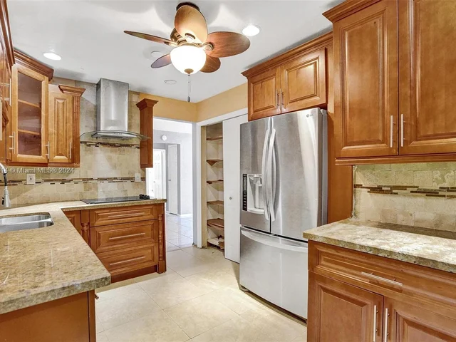 8520 NW 24th Pl, Sunrise FL 33322