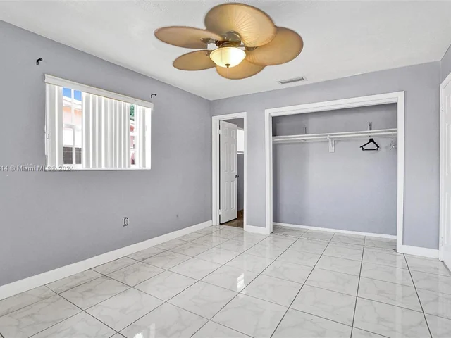 8520 NW 24th Pl, Sunrise FL 33322