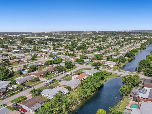 8520 NW 24th Pl, Sunrise FL 33322