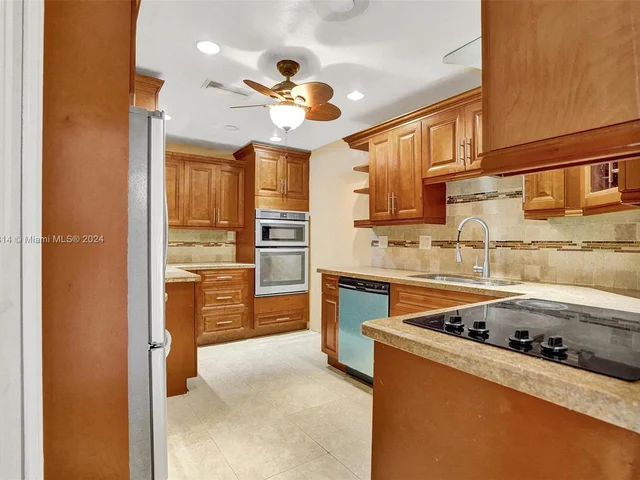 8520 NW 24th Pl, Sunrise FL 33322