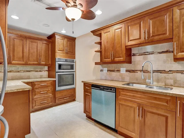 8520 NW 24th Pl, Sunrise FL 33322