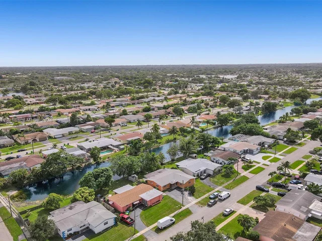 8520 NW 24th Pl, Sunrise FL 33322