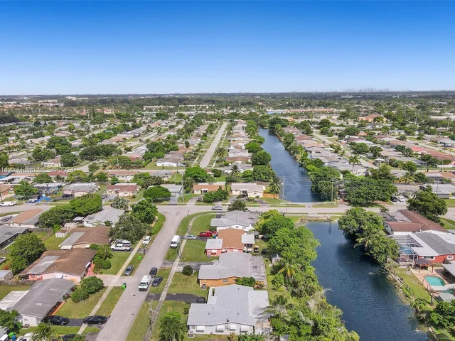 8520 NW 24th Pl, Sunrise FL 33322