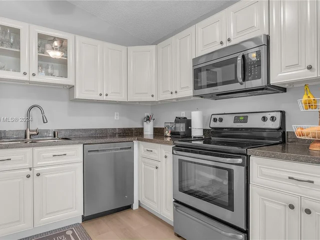 2048 NW 164th Ave, Pembroke Pines FL 33028