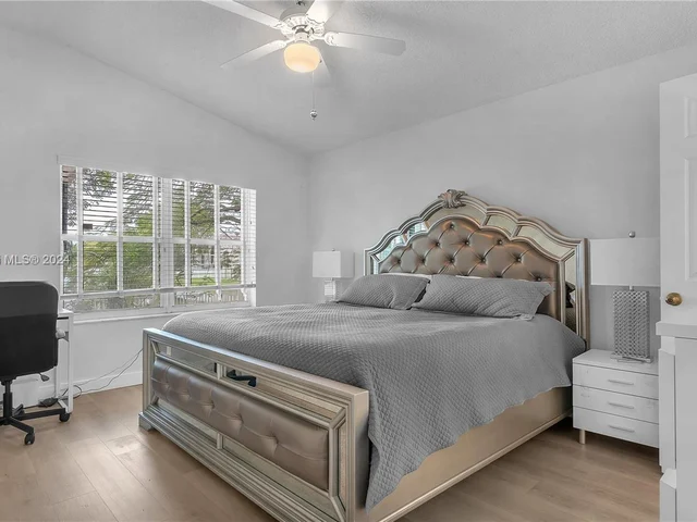 2048 NW 164th Ave, Pembroke Pines FL 33028