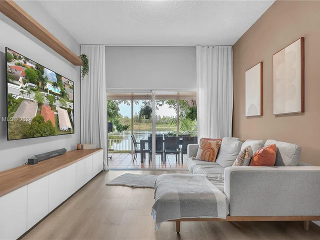 2048 NW 164th Ave, Pembroke Pines FL 33028