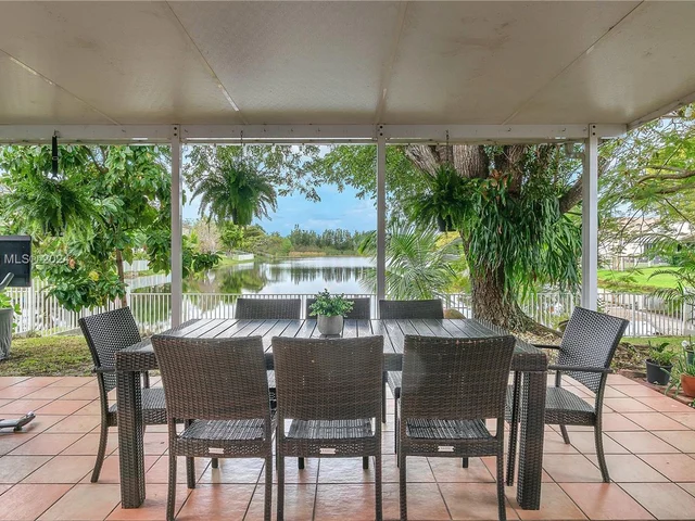 2048 NW 164th Ave, Pembroke Pines FL 33028