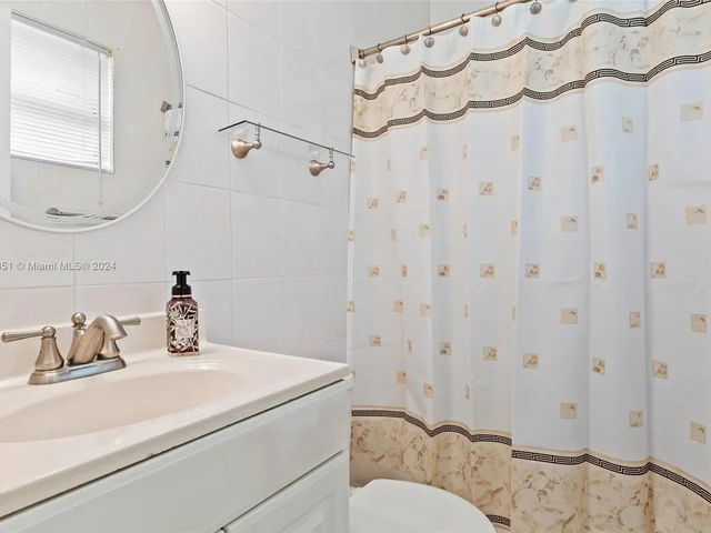 21120 NE 24th Ct, Miami FL 33180