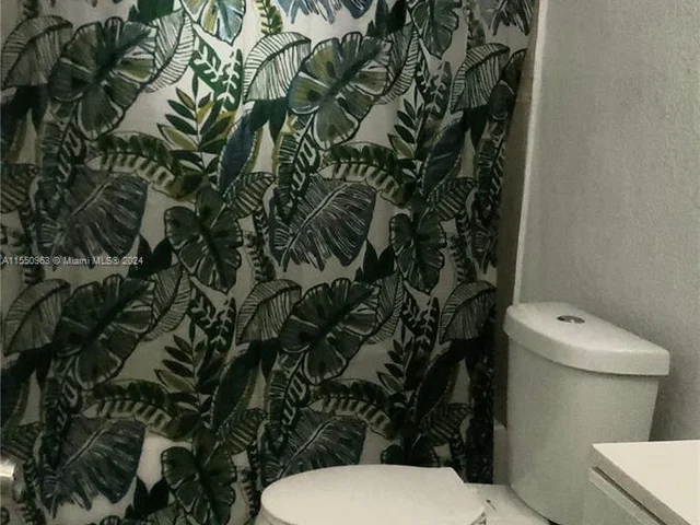 2422 NW 87th St, Miami FL 33147