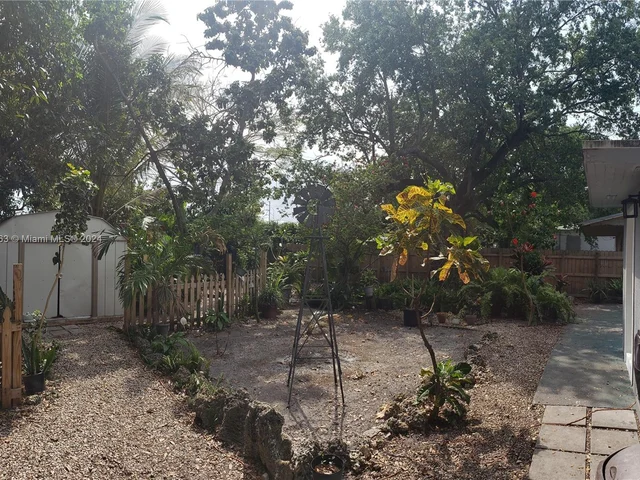 2422 NW 87th St, Miami FL 33147