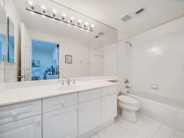 6001 N Ocean Dr # 702, Hollywood FL 33019