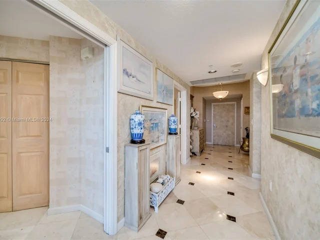 6001 N Ocean Dr # 702, Hollywood FL 33019