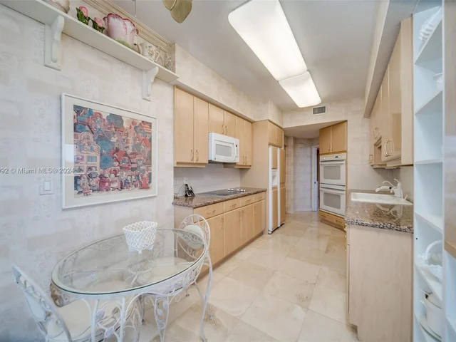 6001 N Ocean Dr # 702, Hollywood FL 33019