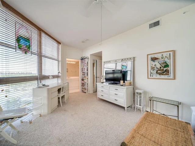 6001 N Ocean Dr # 702, Hollywood FL 33019