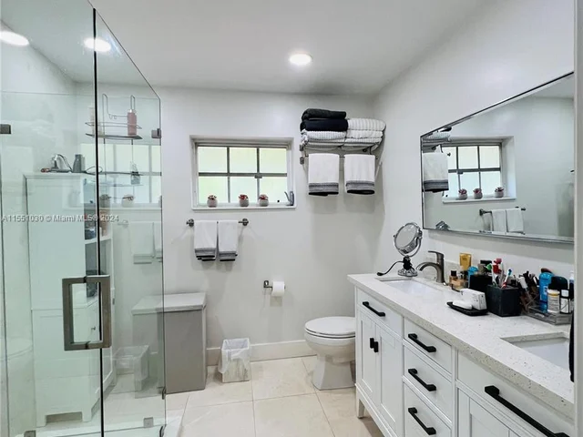 5209 Riviera Dr, Coral Gables FL 33146