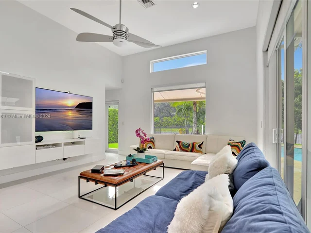 865 Bayside Ln, Weston FL 33326