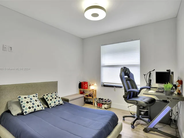 865 Bayside Ln, Weston FL 33326