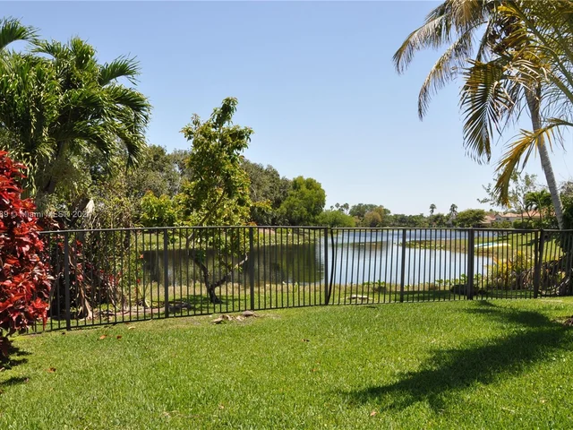 865 Bayside Ln, Weston FL 33326