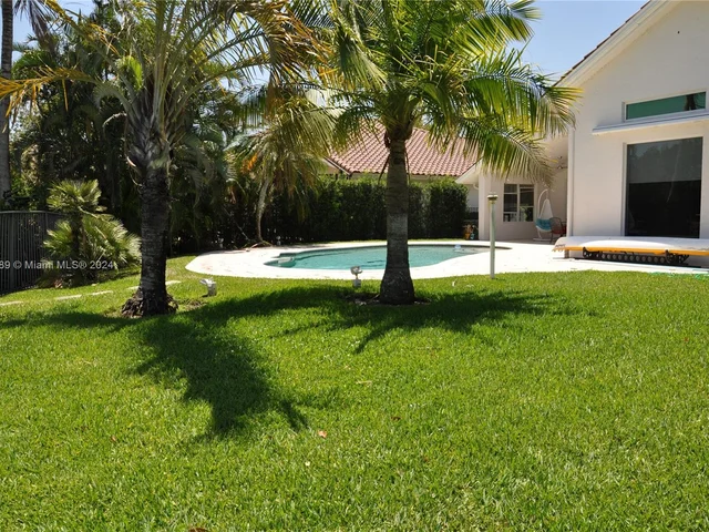 865 Bayside Ln, Weston FL 33326