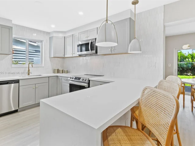 905 N 13th Ct, Hollywood FL 33019