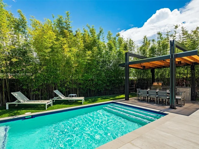 8641 Arboretum Ln, Miami FL 33138