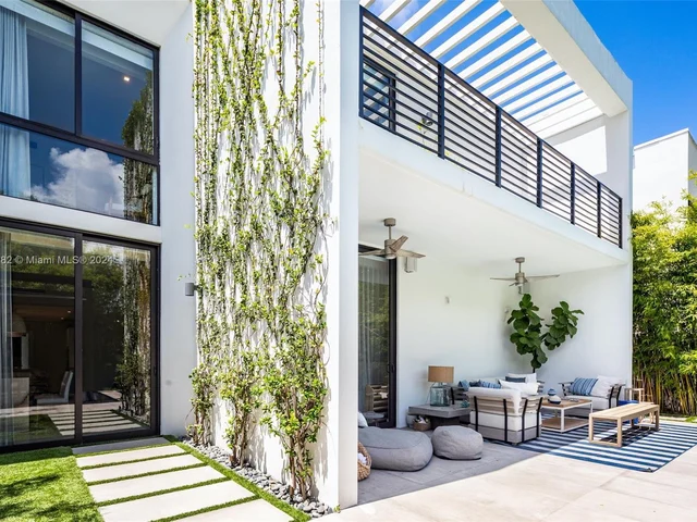 8641 Arboretum Ln, Miami FL 33138