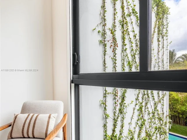 8641 Arboretum Ln, Miami FL 33138