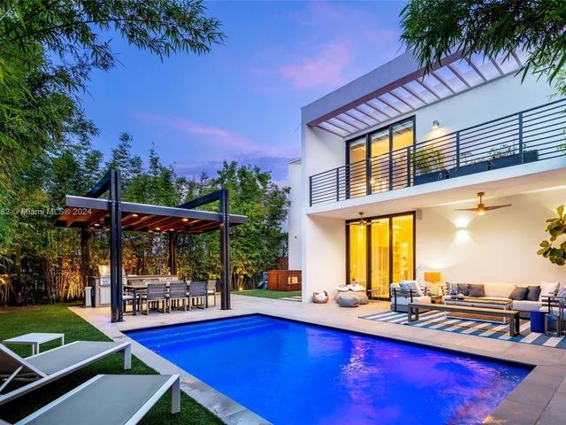 8641 Arboretum Ln, Miami FL 33138