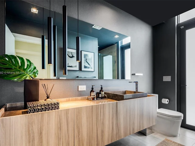 8641 Arboretum Ln, Miami FL 33138