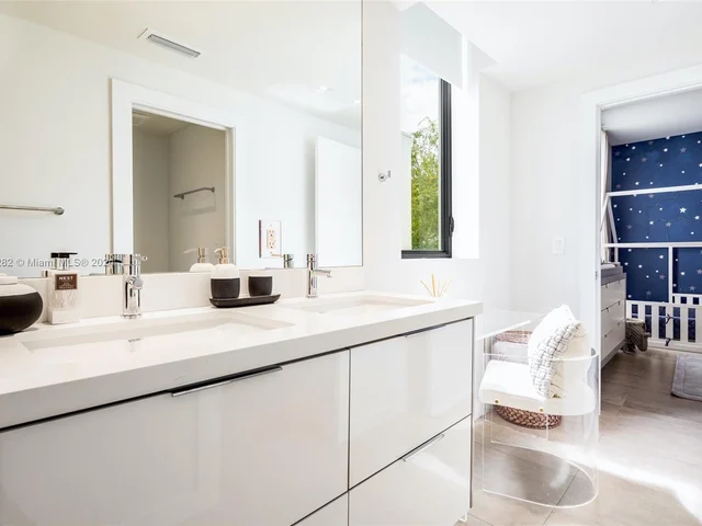 8641 Arboretum Ln, Miami FL 33138