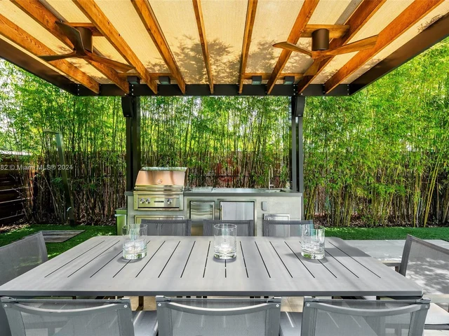 8641 Arboretum Ln, Miami FL 33138