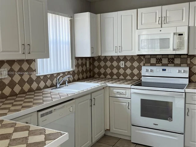 2243 NW 170th Ave, Pembroke Pines FL 33028