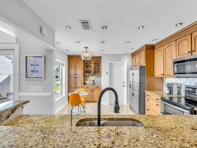 303 NW 41st Ave, Deerfield Beach FL 33442