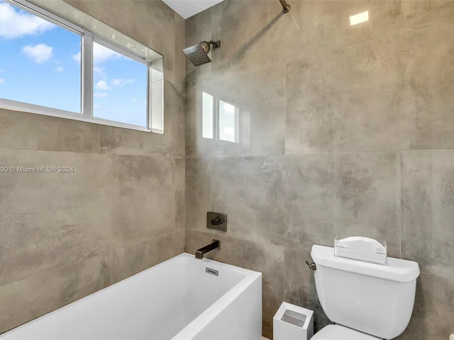 303 NW 41st Ave, Deerfield Beach FL 33442