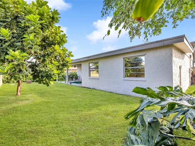 303 NW 41st Ave, Deerfield Beach FL 33442