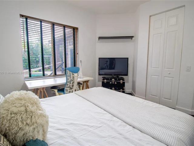 563 NW 120th Dr, Coral Springs FL 33071