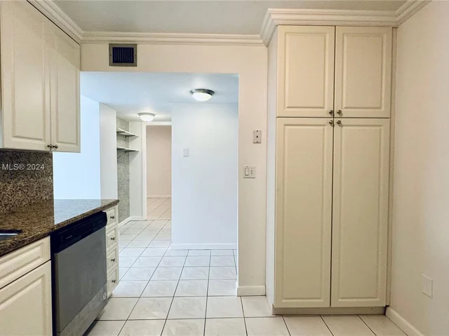 130 S Shore Dr # 4B, Miami Beach FL 33141