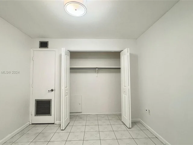 130 S Shore Dr # 4B, Miami Beach FL 33141