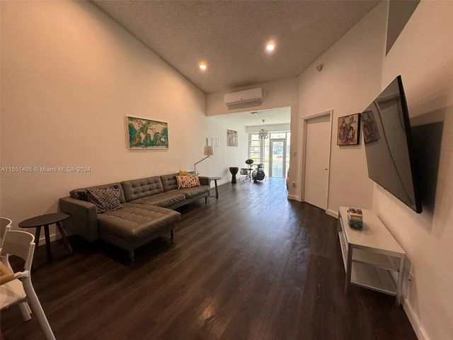 6027 NW 91st Ave, Tamarac FL 33321